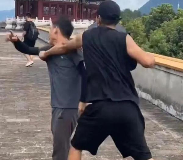 一剧组致歉：打人者被开除！什么是“代拍”？