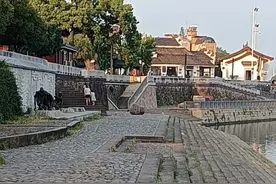 写点生活｜古镇上最后一个挑水佬图片