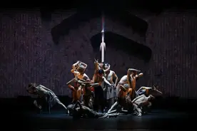 由年轻人主导的“新媒体融合舞剧”《穹顶》，试图探讨那“危言耸听”的疑虑图片