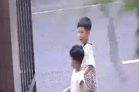 4岁哥哥牵着3岁弟弟徒步两公里，民警暴雨中找寻……图片