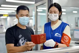 四川成都：军队离退休干部等群体可免费乘坐城市公共交通工具图片