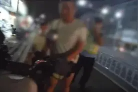 交警面前遭亲儿子举报：“我妈喝酒了！”母亲反手就是一巴掌……图片