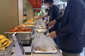 果然视频｜高校食堂太卷了！餐盘感应扣费，还能算你摄入的卡路里图片