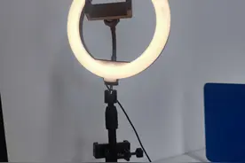 年轻女主播为啥患上电焊工的职业病？原来是因为用了这种灯图片