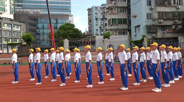 军训晒伤脸火辣辣的疼怎么办（军训晒黑晒伤怎么办教你几招快速补救）