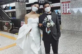 沈阳一对新人乘地铁结婚，新娘：一句玩笑话最后成了真图片