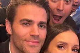 谁青回？《吸血鬼日记》男女主重聚 两人亲密合照图片