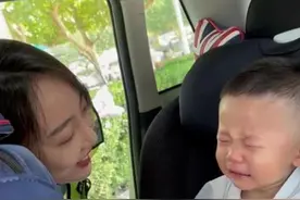 2岁萌娃见舅妈穿警服反应亮了！网友：小小年纪能做什么亏心事图片