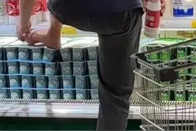 超市导购员脱袜踩在冰柜酸奶上敷脚，店方：已开除当事人并销毁货物图片