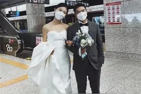 东北一对新人乘地铁结婚，新娘：一句玩笑话最后成了真图片