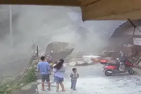 巨石滚落砸穿民房老人惊险避开，从发现异常到石头落下仅5秒钟图片