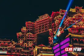 流光溢彩夜未央 看全世界最高的吊脚楼“七十二变”图片