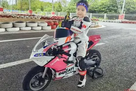 萌妹骑手超燃压弯引争议，家长回应：训练专业安全有保障，孩子非常喜欢图片