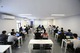 学渣、叛逆、辍学……那些被贴标签的孩子如今怎么样了？图片