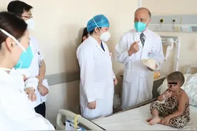 5岁苗族女童五官严重异位畸形，九院多学科团队为罕见病患恢复正常面容图片