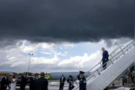 又是“黑暗布兰登”的梗！拜登下飞机的这张图被网民们玩坏了视频封面