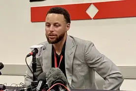 库里出席戴维森学院毕业典礼和30号球衣退役仪式图片