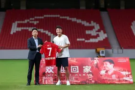 武磊正式回归上海海港 未来期待“夺冠”图片