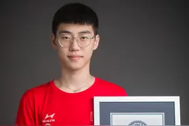 17岁少年刷新连续三摇跳绳吉尼斯纪录图片