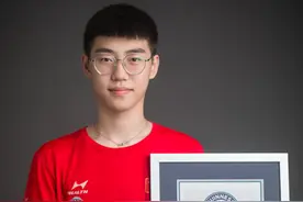 17岁少年刷新连续三摇跳绳吉尼斯纪录图片