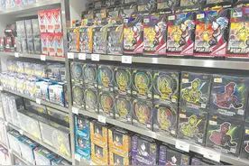 网传有家长花200万给孩子抽卡 奥特曼卡牌占据江城文具店C位图片