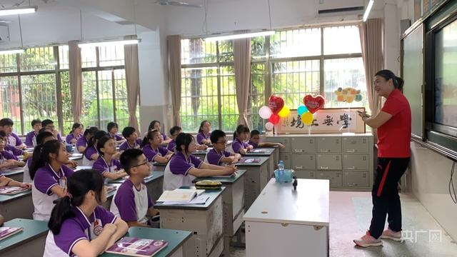 2018年亚运会皮划艇冠军杨佳丽给学生上开学第一课(央广网发 肖江峰