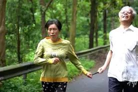 她用一根头绳，带着失明丈夫跑步近30年！网友：这是最美的爱情长跑图片