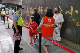 上海开学第一天“闹乌龙”，粗心爸爸把一年级“神兽”送错校图片