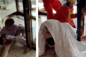 家长请注意！4岁女童狂推旋转门滑倒被卡……图片