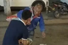 进城打零工老人饭店门口吃客人剩饭，暖心老板重新为其煮了一碗，老板：这是我应该做的图片