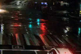 雨天清晨两车路口相撞！双方都咬定是绿灯通过！现场画面揭秘图片