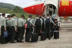 万米高空上，他们这样致敬退伍老兵！图片