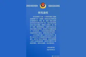 “大妈骑车被车门碰倒坐地索要1.5万”?警方：真相是这样的图片