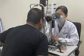 飞虫入眼留下翅膀 男子眼角膜濒临穿孔图片