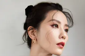 刘诗诗分享秋日美照 五官精致不惧怼脸拍图片
