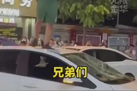 赤膊男子车顶上手舞足蹈，司机车内淡定看手机，民警：喝高了，已处置图片