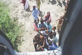 巴基斯坦救援艰难开展，直升机无法降落被迫抛下救援物资图片