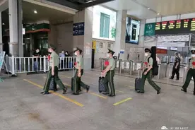 尊崇感爆棚！退伍老兵返乡，人武部和退役军人事务局到车站迎接图片