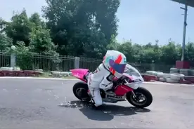 5岁女孩骑摩托帅气压弯走红网络，父亲：摔倒无数次练出来的，不让她练习反而会生气图片