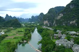 广西桂林：山歌响彻山水间 游客乘坐竹筏画中游图片