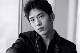 出生28天遭抛弃，父亲骂他晦气，他靠奶奶捡破烂养大图片