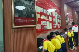 抗战胜利纪念日前夕，党员教师带学生追忆抗战故事图片