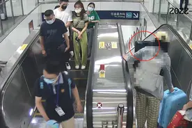 杭州妈妈正出地铁站，一个大​行李箱从身后扶梯砸来！主人吓傻了...用直梯​直梯直梯！重要的事说三遍图片