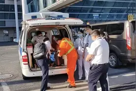 乘客在飞机上突然吐血抽搐，机组紧急备降