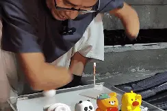 意外失去双手后，他学了这门“手艺”，绝了图片