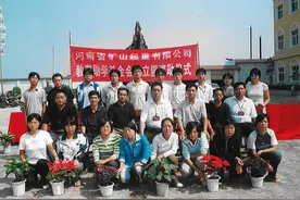 河南一企业家19年资助四千多名贫困生，望受助者“不要忘记家乡”图片
