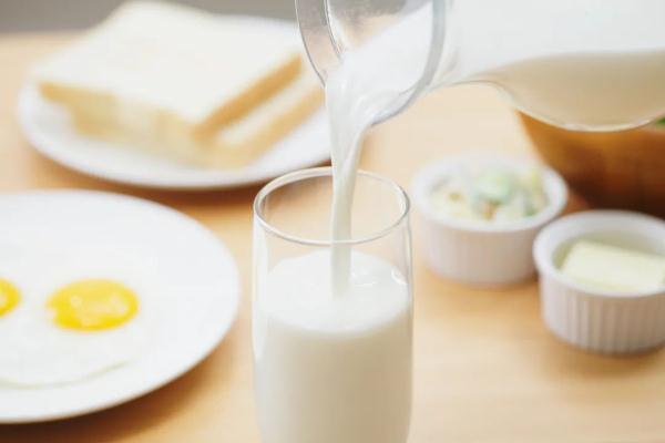 调制乳粉和奶粉什么区别（牛奶奶粉到底有什么区别怎么选这次都说清楚了）