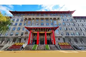61年后，她和姥爷成了校友图片
