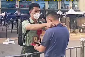 儿子退伍回山东 将军功章送给父亲图片