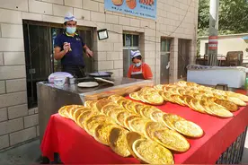 普惠乡村民连夜赶制3000个馕送往市区图片